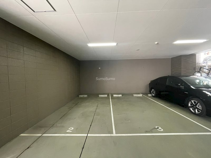 カスタリア堺筋本町の駐車場