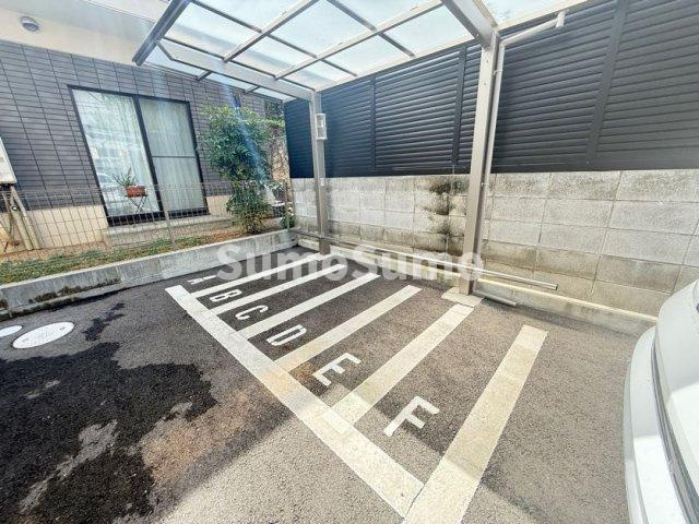 ストラッセ芦屋の駐車場