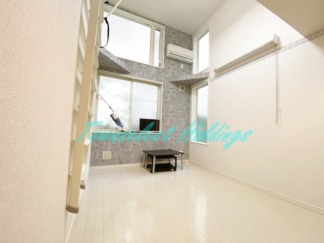 藤沢市藤沢のアパートの居間・リビング