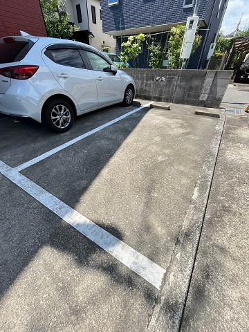 ジュネス仁川の駐車場