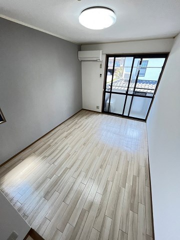 ジュネス仁川の居間・リビング