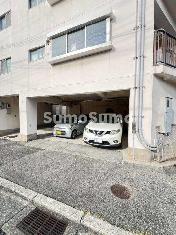 ショウワマンションの駐車場