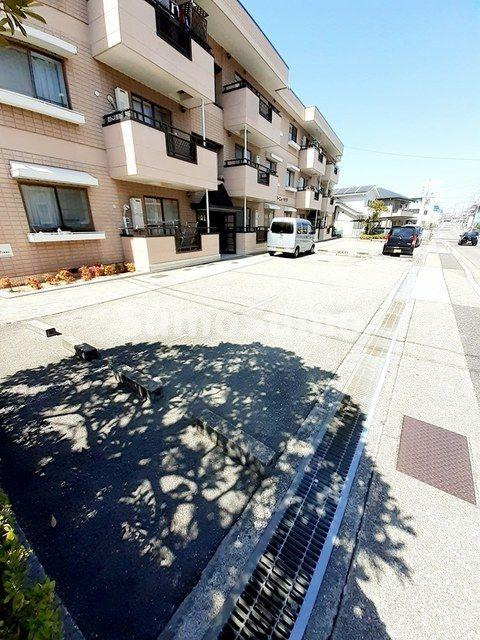 シャンパーニュ・ハヤシの駐車場|車をお持ちの方に嬉しい駐車場付きの物件です