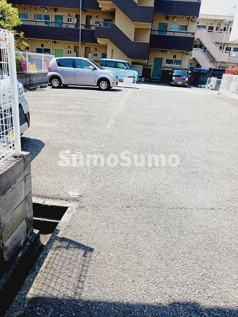 スカイハイツ王塚台の駐車場|駐車場に車を止められます