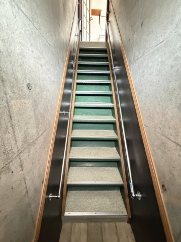 スギテラスの玄関
