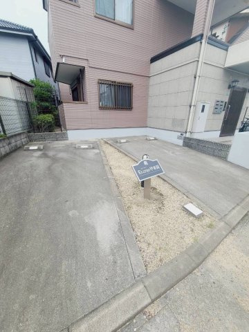 エテルノ甲東園の駐車場