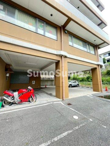 セラーン朝霧の駐車場|駐車場に車を止められます