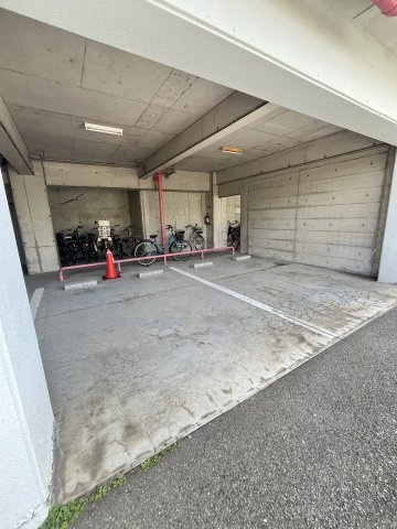 キューブ塚口の駐車場