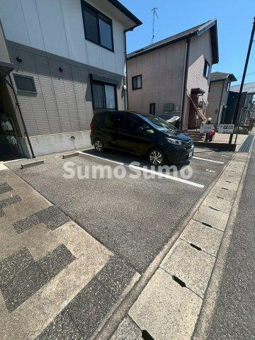グランディールＮＫＴ　2棟の駐車場|駐車場に車を止められます
