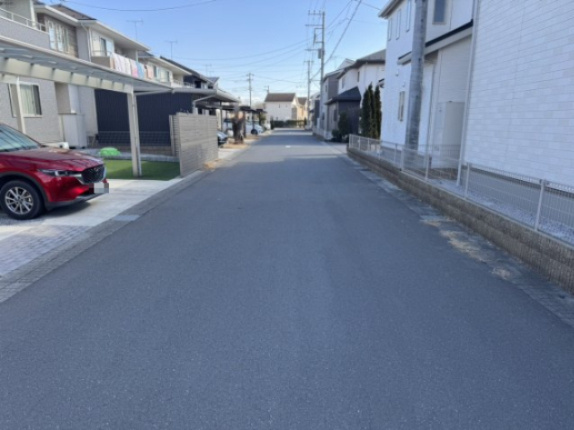 暮らしやすさを詰め込んだ、LDK18.5帖の機能的4LDK♪の前面道路含む現地写真