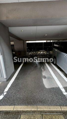 Crest Hillsの駐車場