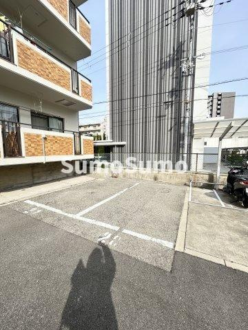 キャピタルハイツ姫里の駐車場|駐車場があるので、車を買う予定の方も安心です