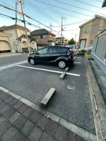グランディールの駐車場|車をお持ちの方に嬉しい駐車場付きの物件です