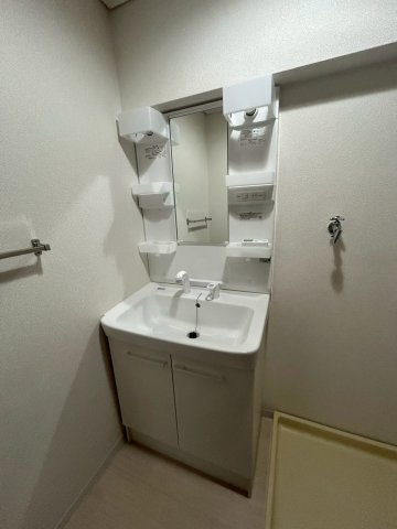 グランツ垂水の独立洗面台|独立洗面台、小物を置くことができて便利です
