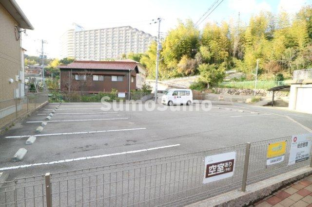 グランヴィラ　サンの駐車場|駐車場があるので、車を買う予定の方も安心です