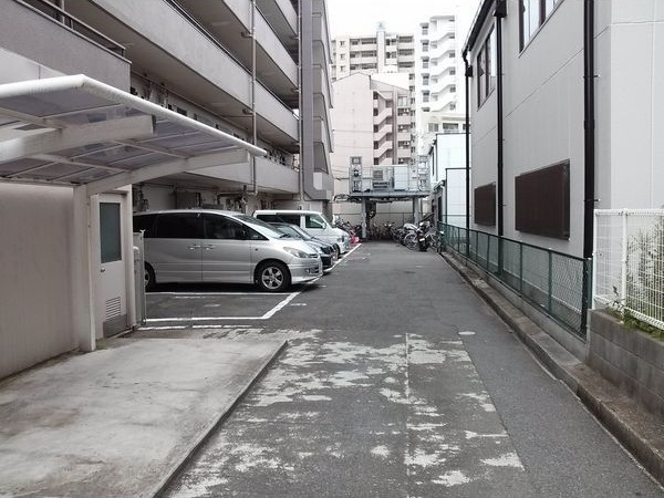 ゼフィール西明石の駐車場|カースペースがあります