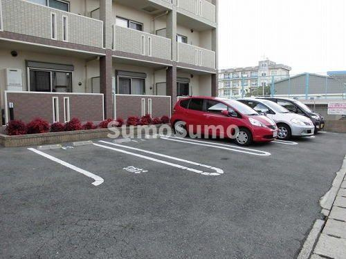 クイーンズコートＦの駐車場|駐車場に車を止められます
