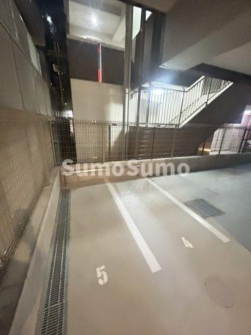 セレニテ南堀江エクラの駐車場