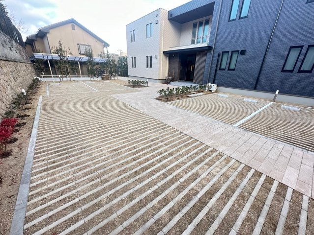 クレスタ芦屋 の駐車場
