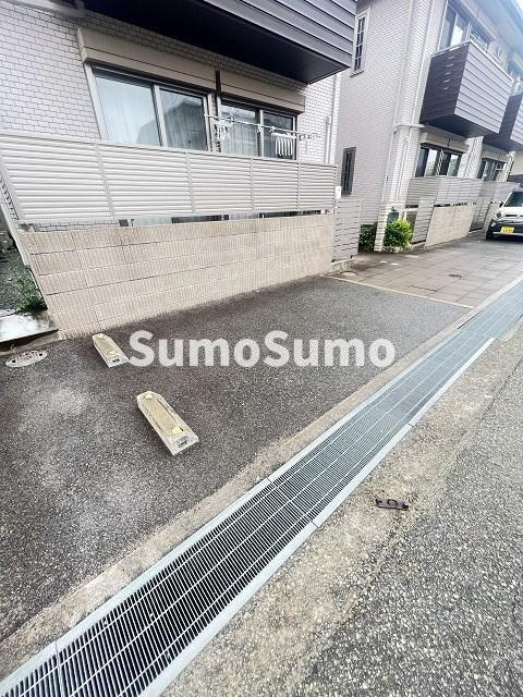 ニド フェリスの駐車場