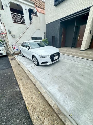 ネオ・グランブルの駐車場