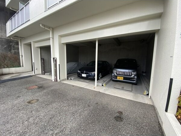 トレビアンコートの駐車場