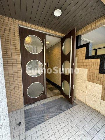 コスモリード大阪本町のエントランス|毎日通るエントランスはこのようになっています