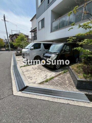 ドルフ高松の駐車場