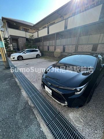 グレイス尼崎 B棟の駐車場