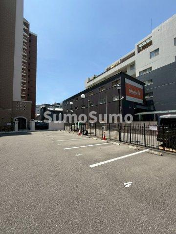 コーラルポワント難波WESTの駐車場