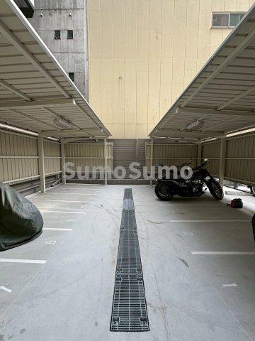 グランドメゾン北堀江レジデンス の駐車場|車をお持ちの方に嬉しい駐車場付きの物件です