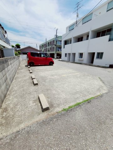 クレスト甲東園 A棟の駐車場