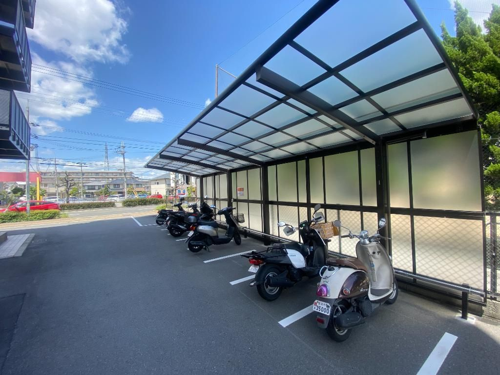 クロード・サンの駐車場