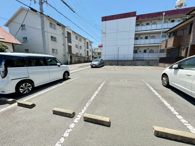 クレサンの駐車場