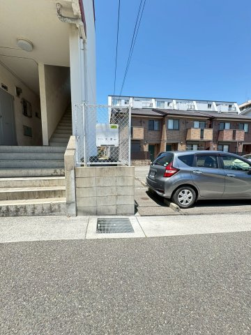 クレサンの駐車場