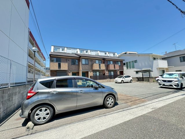 クレサンの駐車場