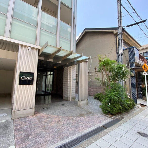 クレイドル西田辺のエントランス