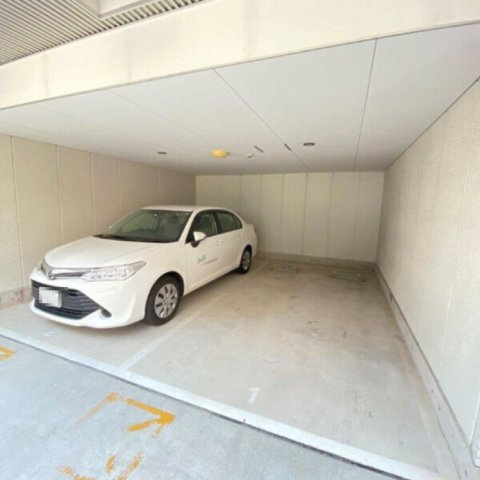 クレイドル西田辺の駐車場
