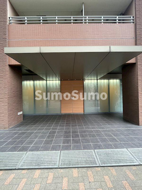 クロスレジデンス大阪新町のエントランス
