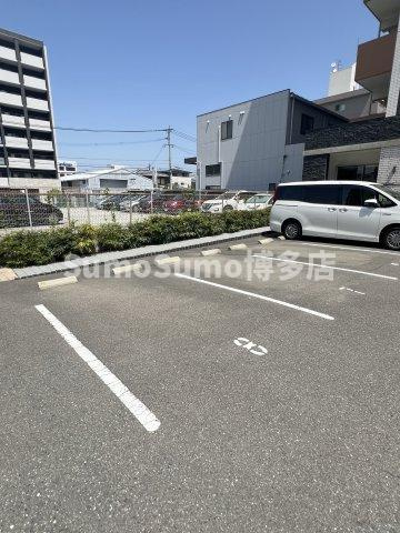 ホワイトアゲート博多の駐車場