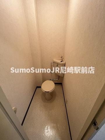 クレセント塚本のトイレ|落ち着いた色調のトイレです