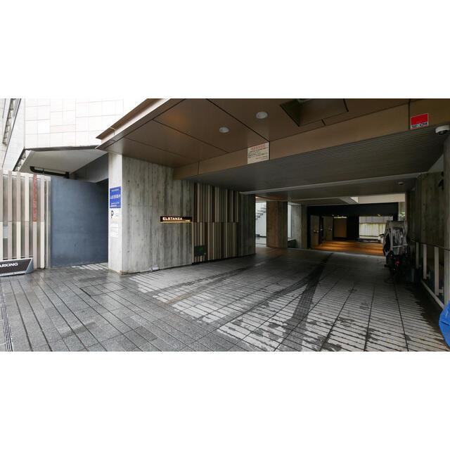 エルスタンザ代々木のエントランス| 
 室内写真は同タイプの反転部屋