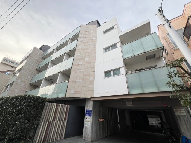エルスタンザ代々木の外観| 室内写真は同タイプの反転部屋