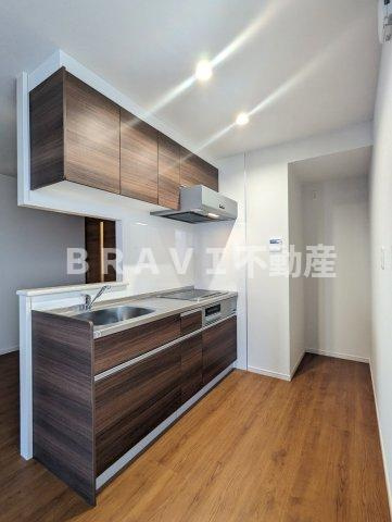 TRICERA Court BRAVI不動産のキッチン|【TRICERA Court】後ろにも空間のあるお料理しやすいキッチンです