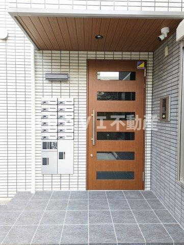 TRICERA Court BRAVI不動産のエントランス|【TRICERA Court】毎日通るエントランスはこのようになっています