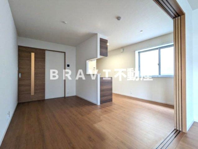 TRICERA Court BRAVI不動産の居間・リビング|【TRICERA Court】広々としたカウンターキッチンのリビング