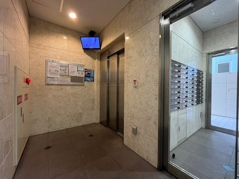 ドミール谷町のロビー