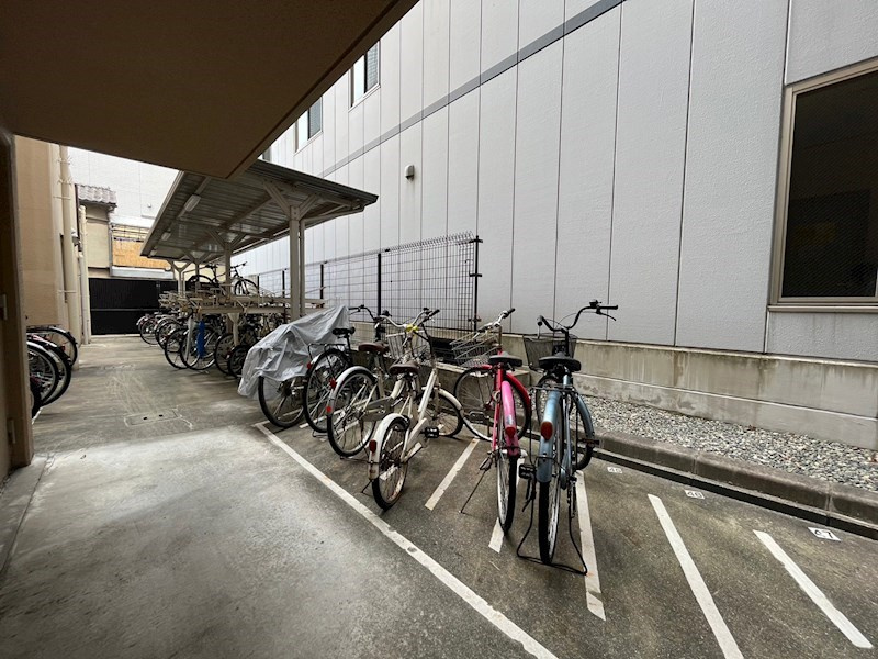 ドミール谷町の駐車場