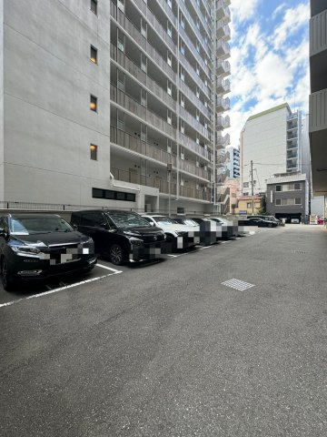 グランドメゾン靭の駐車場