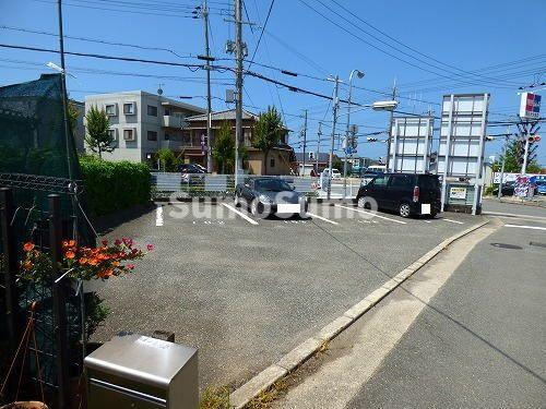 コーポ寒田の駐車場|駐車場があるので、車を買う予定の方も安心です